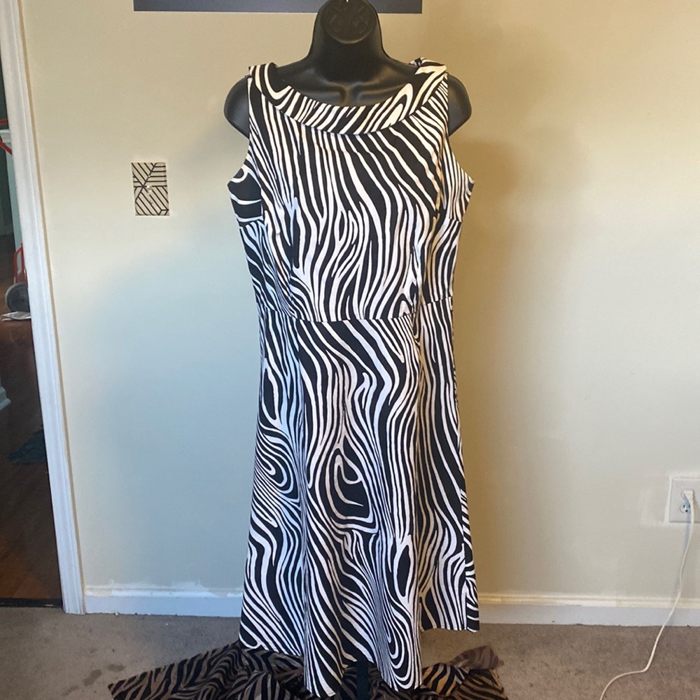 PRE-OWNED DLG BLACK & WHITE COLLARED SLEEVELESS DRESS